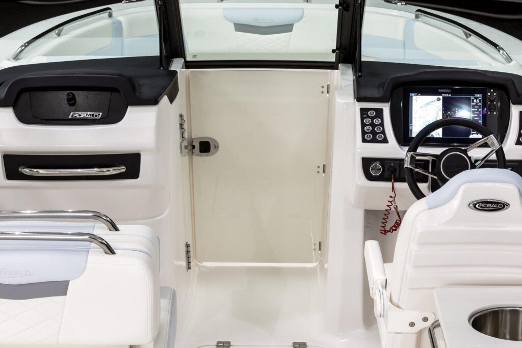 2026 Robalo R257 Dual Console - Gallery Image