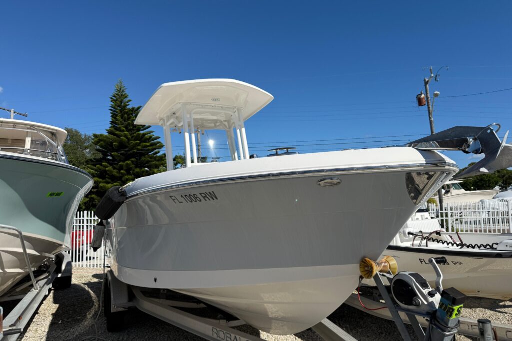 2019 Robalo R242 Center Console - Gallery Image