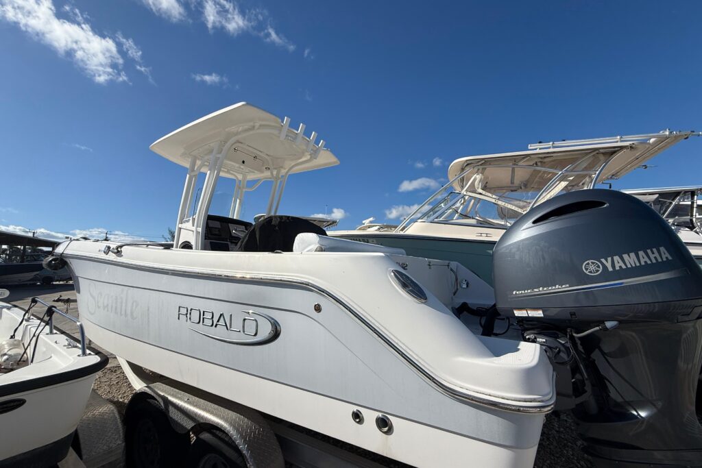 2019 Robalo R242 Center Console - Gallery Image