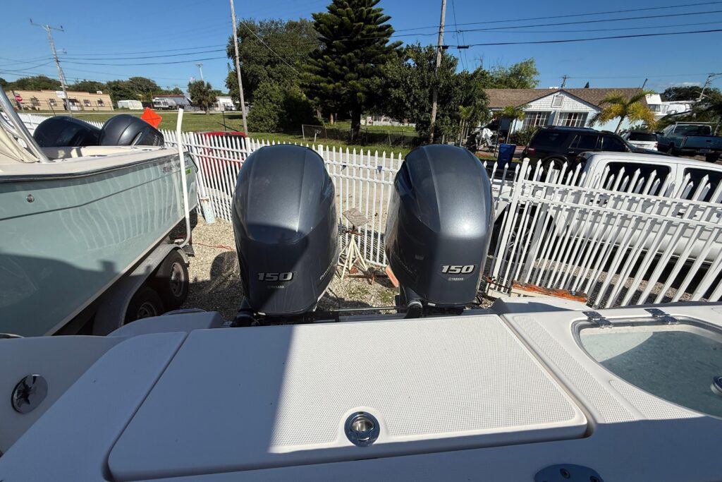 2019 Robalo R242 Center Console - Gallery Image