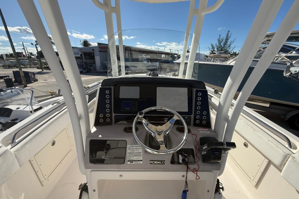 2019 Robalo R242 Center Console - Gallery Image